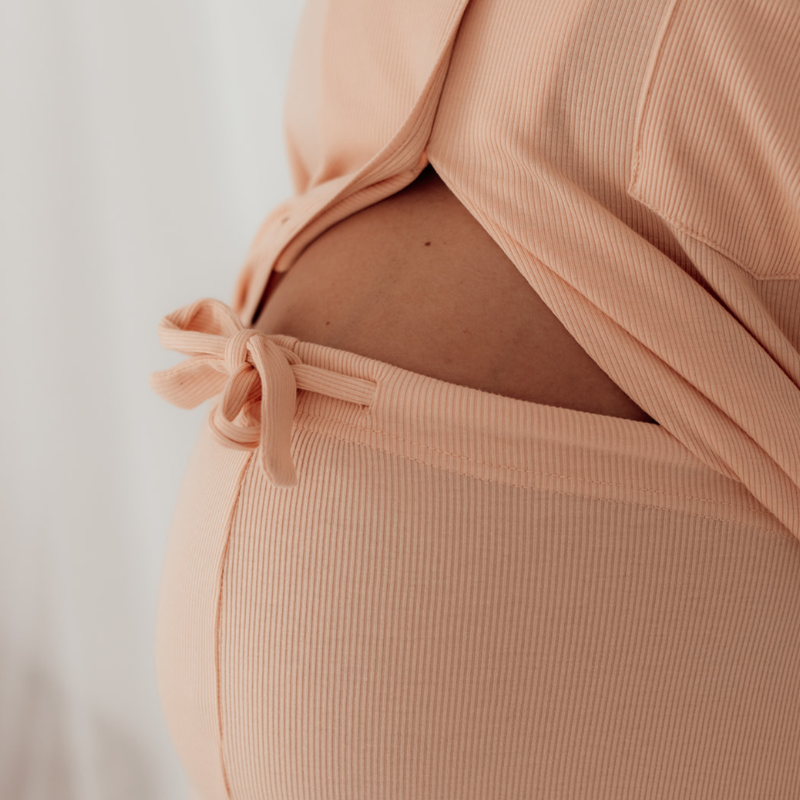 Rosa Schwangerschaftspyjama, 3-teiliges Set mit Shirt und Hose