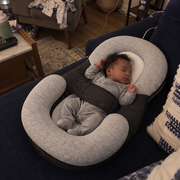 Baby schläft im Babynest