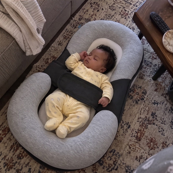 Baby schläft im Babynest