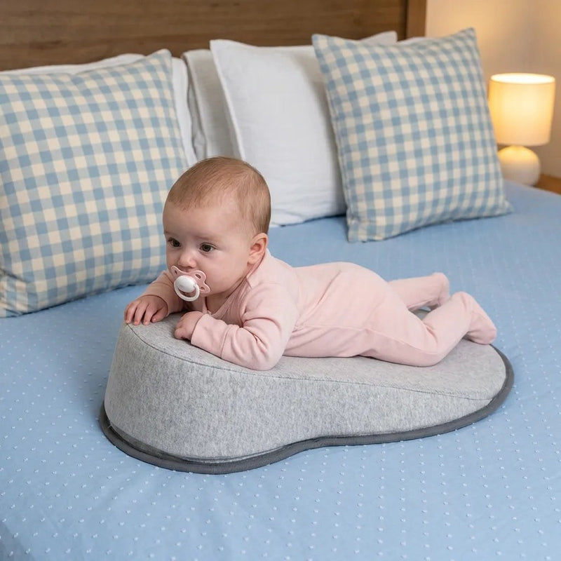 Baby in Bauchlage auf dem Babynest