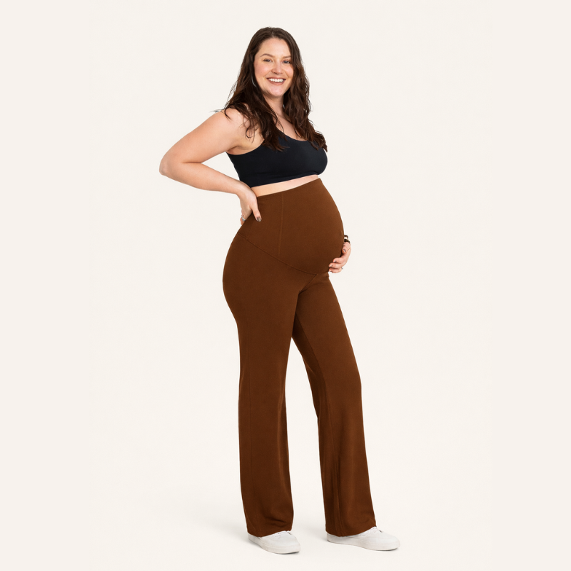 Braune Umstandshose mit hohem Bauchbund, am Model