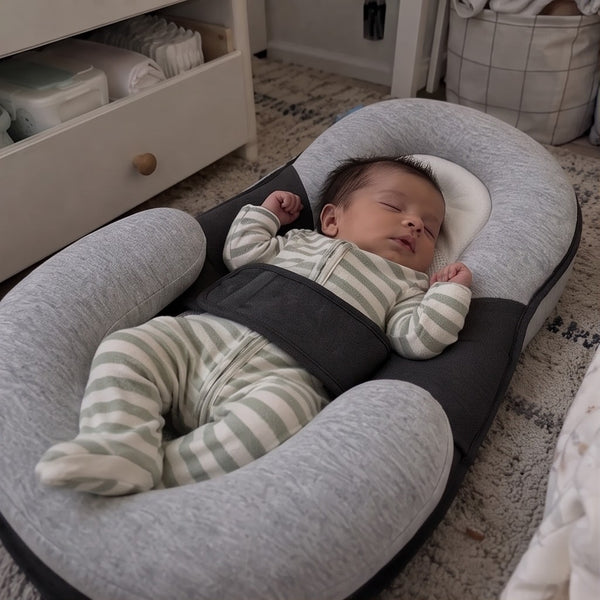 Baby schläft im Babynest