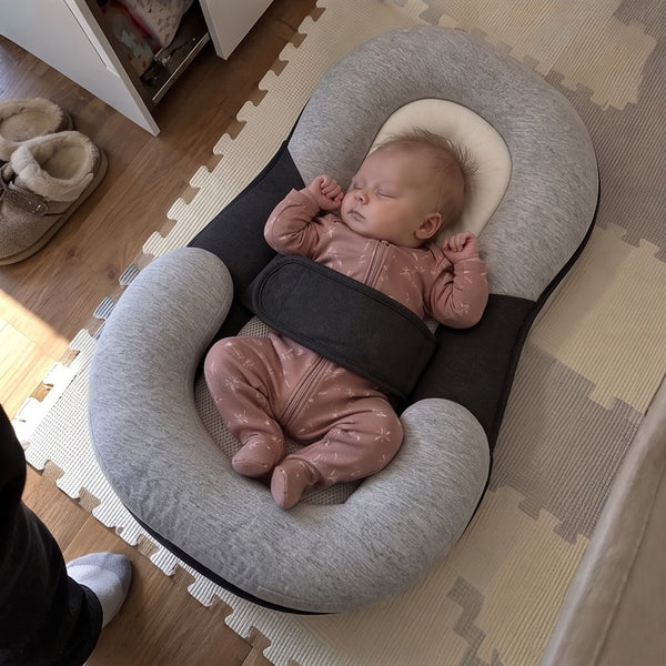 Baby schläft im Babynest