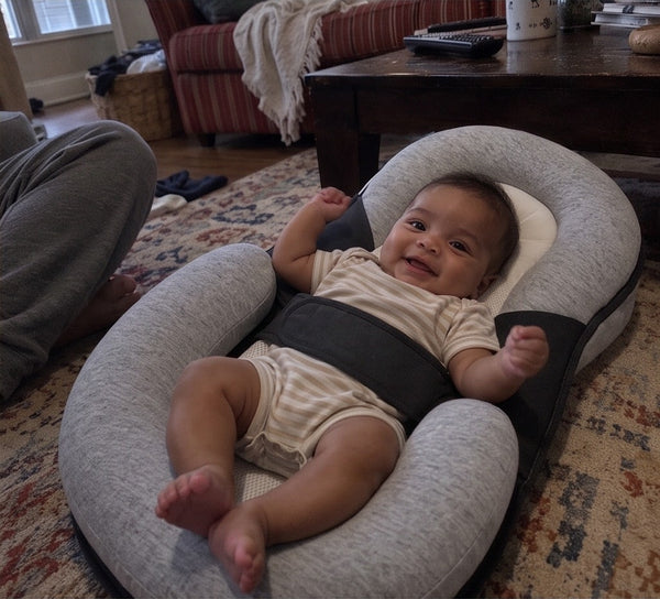 Lachendes Baby im Babynest