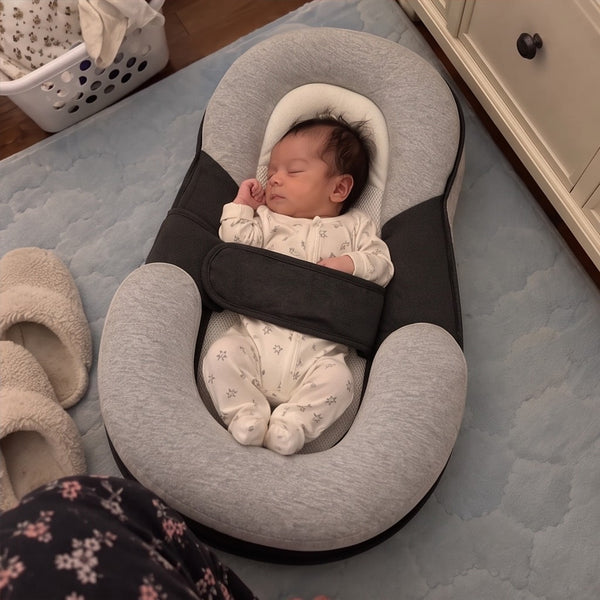 Baby schläft im Babynest