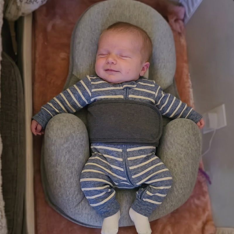 Baby ruht im Babynest