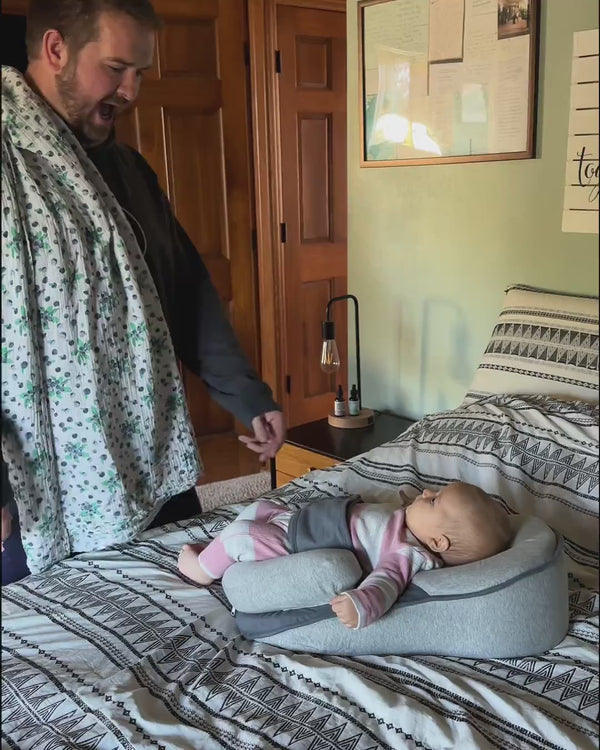 Papa legt Baby ins Babynest