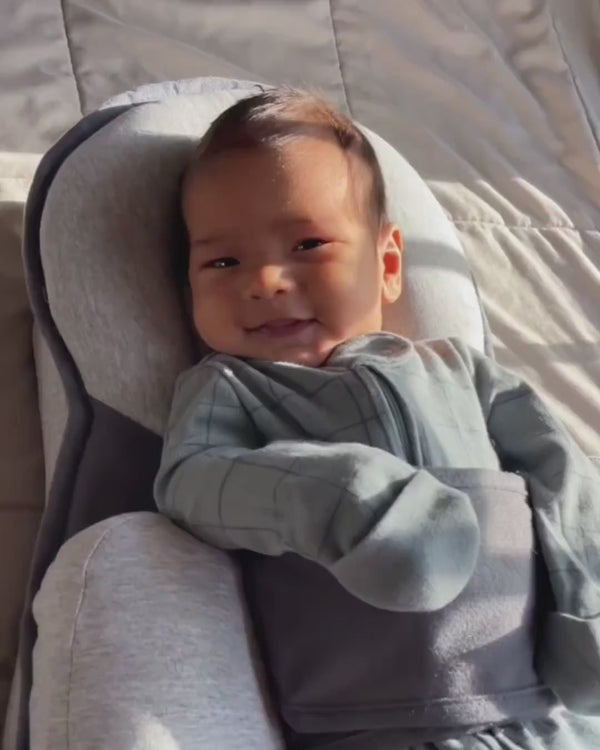 Lachendes Baby im Babynest