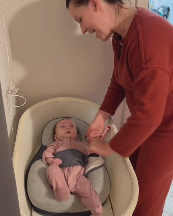Babynest im Babybett und auf dem Sofa