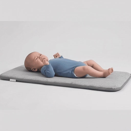 Baby flach liegend und im Babynest